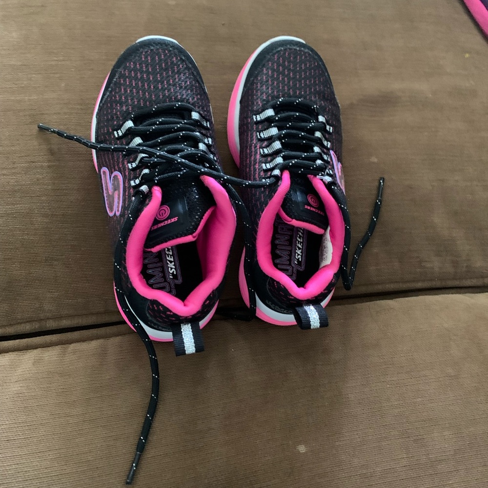 Sketchers tennis shoes